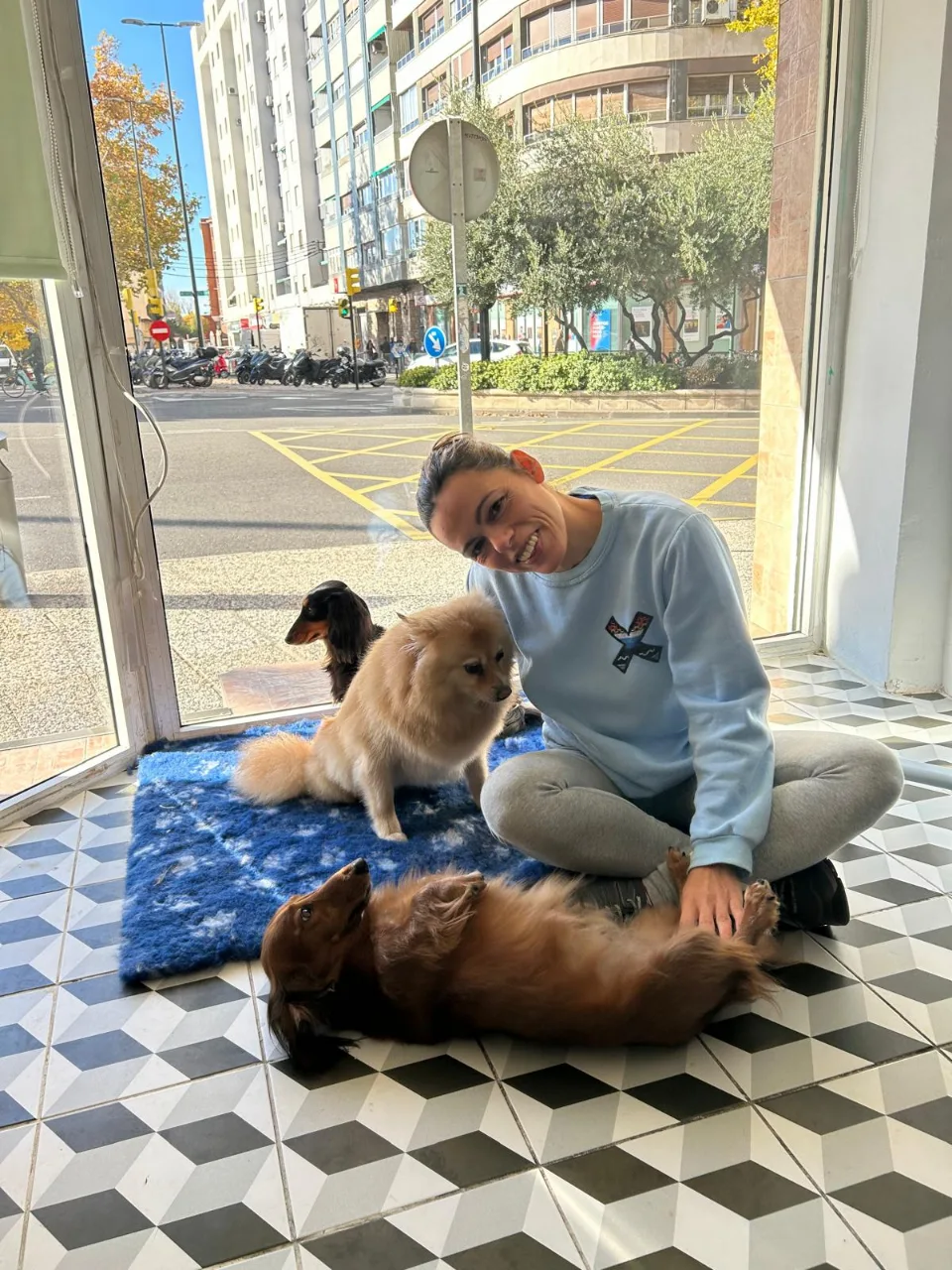 Ester con los perros junto al escaparate de Alma