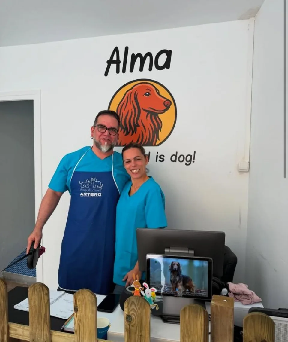 Jorge y Ester en la recepción de Peluquería Canina Alma
